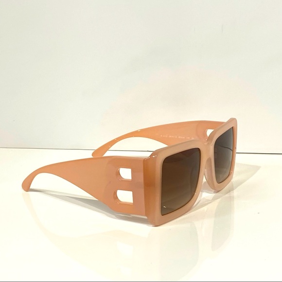 Accessories - NWOT Burberry sunglasses